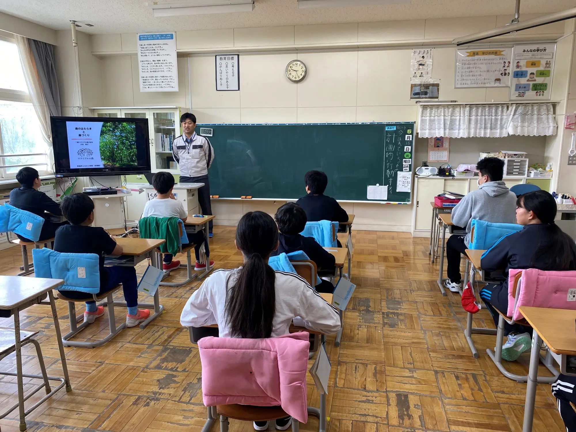 Forestry class by employees 
(Kamiatsuma Elementary School,Hokkaido)
