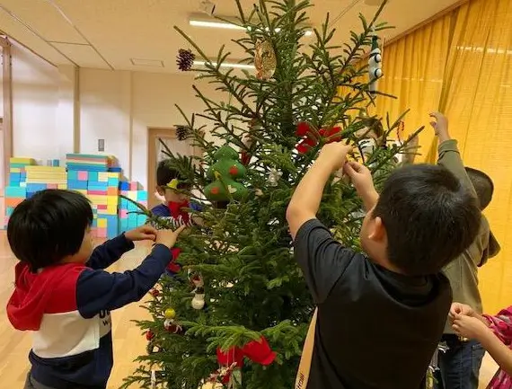 A Christmas tree sent to a nursery in Atsuma Town
,which was affected by the Hokkaido Eastern Iburi 
earthquake