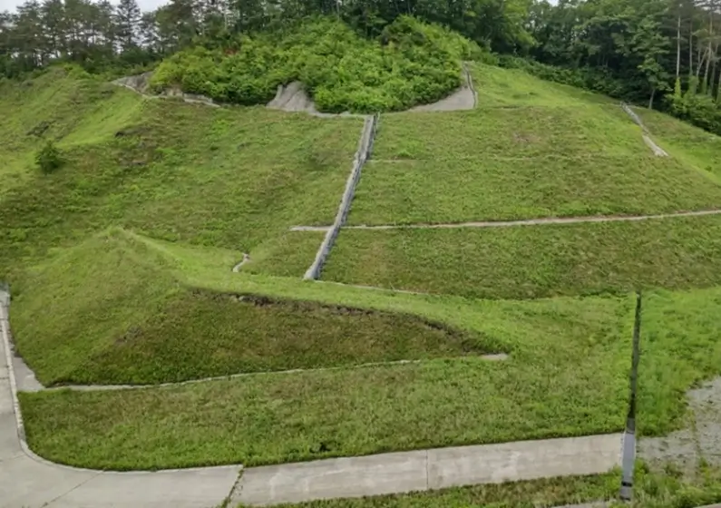 Contamination containment work（Komagi Mine）
 (Top: before work, Bottom: after work)