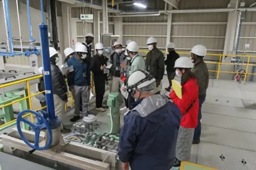 A plant tour given to students from an endowed laboratory (site tour)